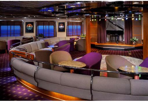 Uno de los elegantes Lounges del buque